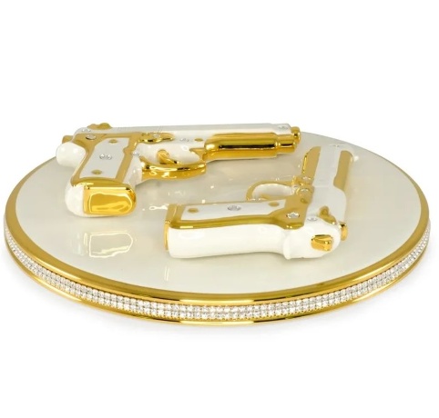 Тарелка с пистолетами, 33 см. PISTOLETTO, керамика, swarovski