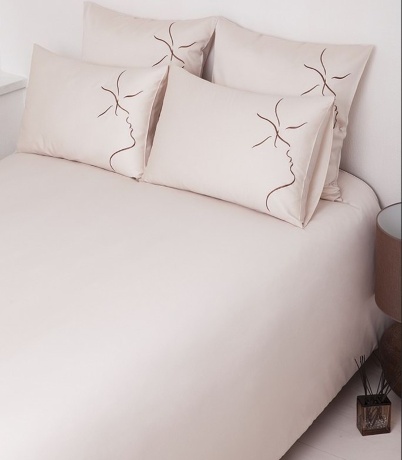 Комплект постельного белья "KISS", сатин, 150х210+220x240+50х70см. бежевый/шоколадный, Bovi