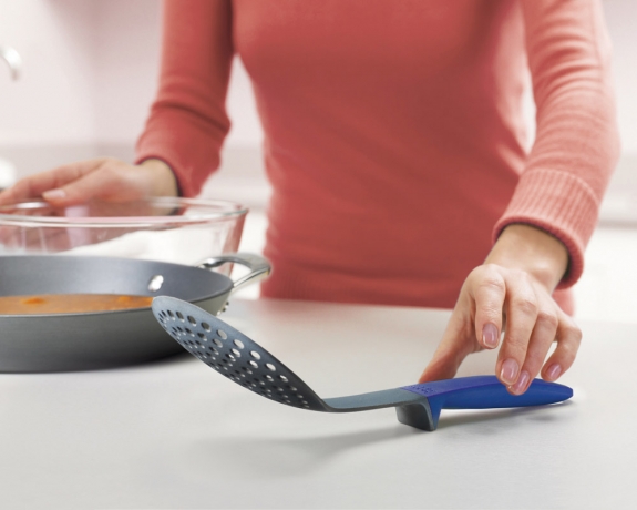 Ложка-шумовка Elevate™ широкая синяя, Joseph Joseph