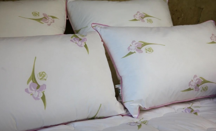 Подушка средняя с бамбуковым волокном "Радужный ирис", 68х68, из хлопка с фирменным дизайном, Natures