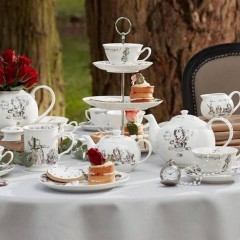 Подставка для торта техъярусная Алиса в Стране Чудес V&amp;A, 13,4x10,4x10,4 см. Kitchen Craft