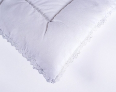 Подушка для грудничка, декор кружевом с бамбуком в хлопковом чехле "Бамбуковый медвежонок", 40х60 см. Natures