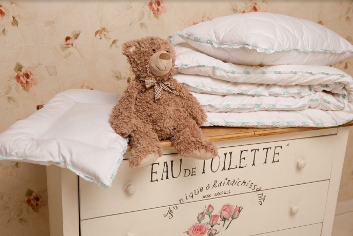 Подушка для грудничка, декор кружевом с бамбуком в хлопковом чехле "Бамбуковый медвежонок", 40х60 см. Natures