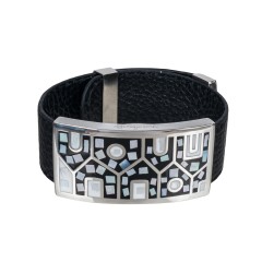 Браслет на кожаном черном ремешке