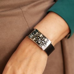 Браслет на кожаном черном ремешке