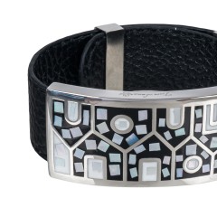 Браслет на кожаном черном ремешке