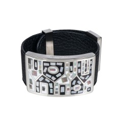 Браслет на кожаном черном ремешке