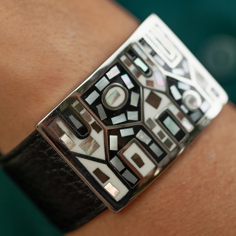 Браслет на кожаном черном ремешке