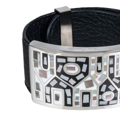 Браслет на кожаном черном ремешке