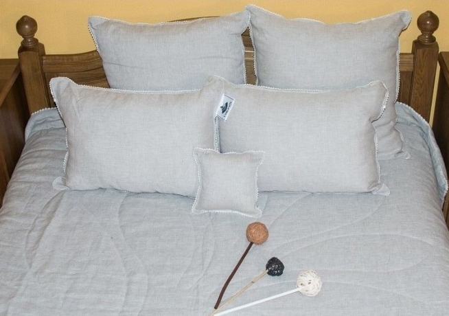 Подушка средняя, с бамбуком и чехлом из натурального льна "Дивный лен", 68х68 см. Natures