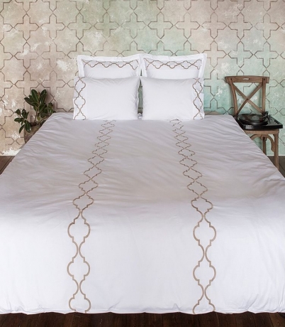 Комплект постельного белья "ROMA", перкаль, 150х210+220x240+50х70 см. белый/золотой, BOVI