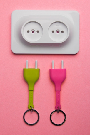 Двойной брелок+держатель для ключа Unplug, розовый, Qualy