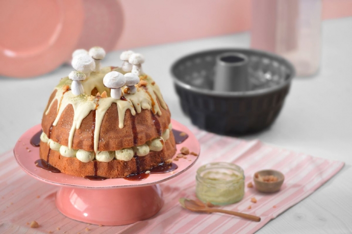 Форма для кекса Kaiser с отверстием 22 см. "Инспирэйшн" из алюминия с непригарным покрытием