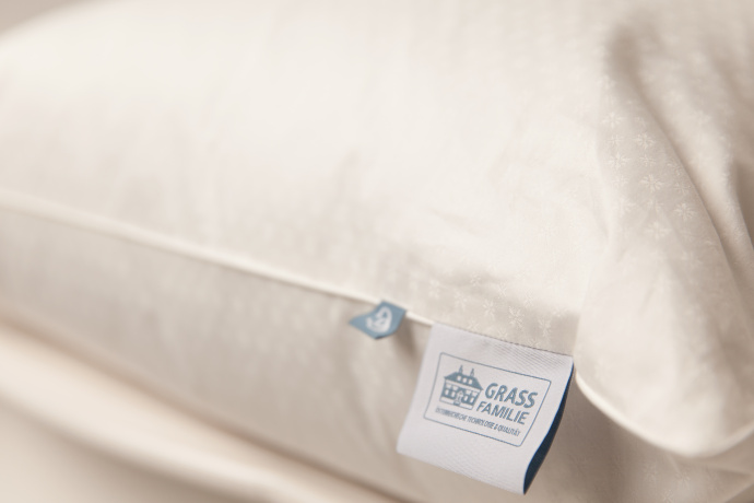 Подушка OPTIMA FAMILIE DOWN средняя 68х68