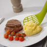 Толкушка-сервировщик Mash&Serve™ 2 в 1 зеленая
