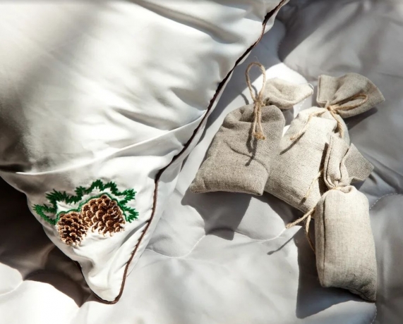 Подушка упругая из Фитолинии "Кедровая сила", 68х68 см. в комплекте  ароматное саше из пленки кедрового ореха, Natures
