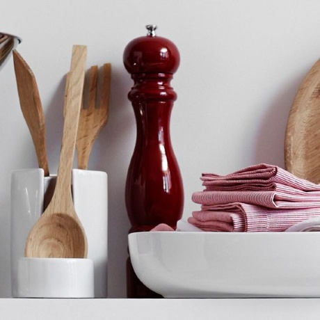 Мельница для перца 18 см, красный лак, дерево, Paris Peugeot