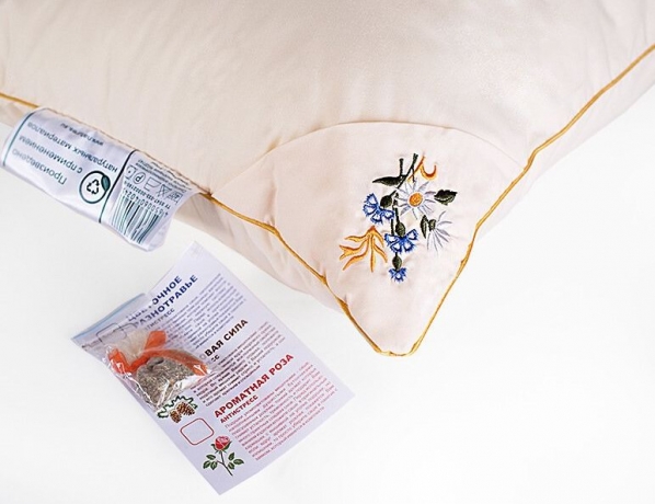 Подушка средняя из Фитолинии "Цветочное разнотравье" 68х68, с бамбуком, в комплекте ароматное саше из лекарственных трав, Natures