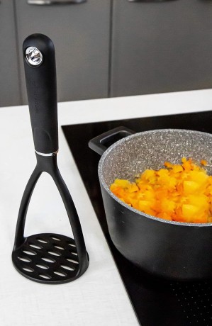 Картофелемялка Soft Grip Nylon MasterClass, 34 см. Kitchen Craft