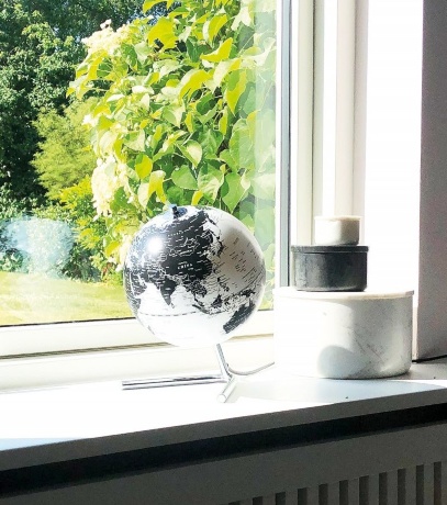 Настольный светильник GLOBE The World Ø30 см. белый/черный, Halo Design