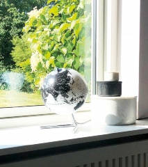 Настольный светильник GLOBE The World Ø30 см. белый/черный, Halo Design