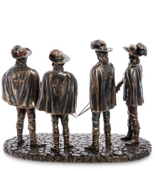 WS-1023 Статуэтка "Мушкетеры - один за всех и все за одного"