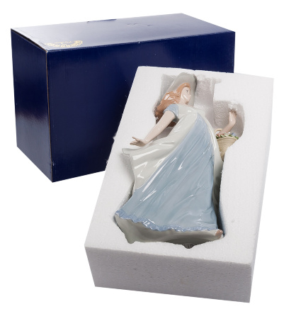 CMS-20/14 Фигурка "Девушка с корзинкой" (Pavone)