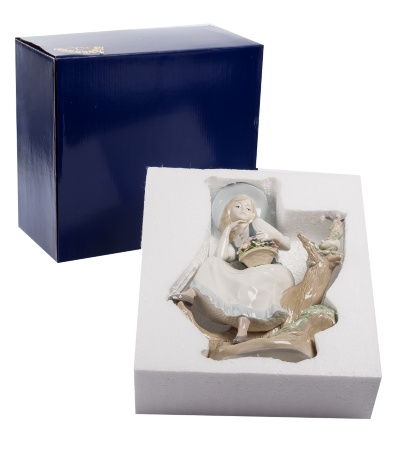 CMS-20/17 Фигурка "Девушка с корзинкой" (Pavone)