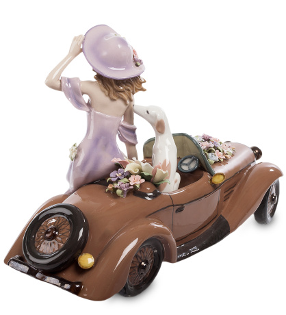 CMS-20/18 Фигурка "Девушка с автомобилем" (Pavone)