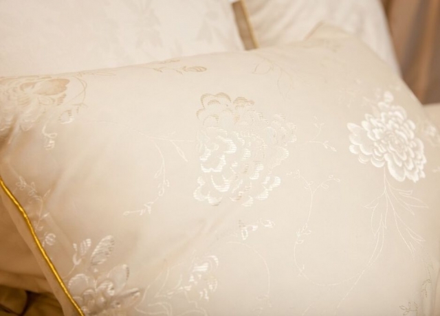 Подушка упругая пуховая "Медовый поцелуй", 50х68, из жаккардового сатина, Natures