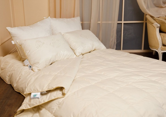 Подушка упругая пуховая "Медовый поцелуй", 68х68, из жаккардового сатина, Natures