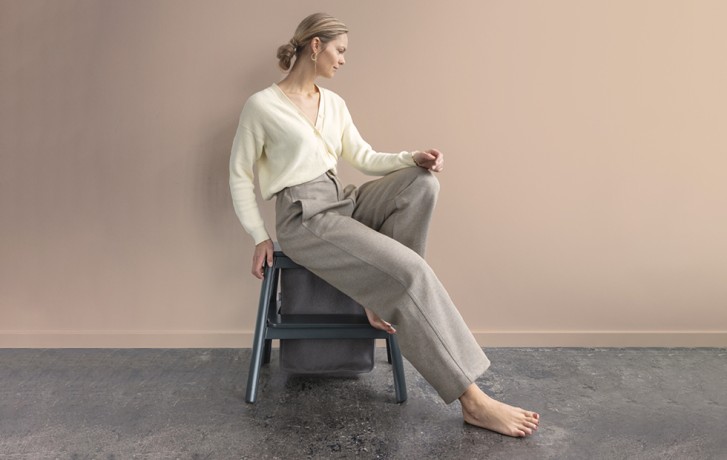 Табурет-лестница, Step it up, красный, 48.5x55.5x38.2 см. Umage