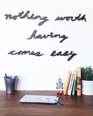 Надпись декоративная Nothing worth having comes easy настенная, черная, Umbra